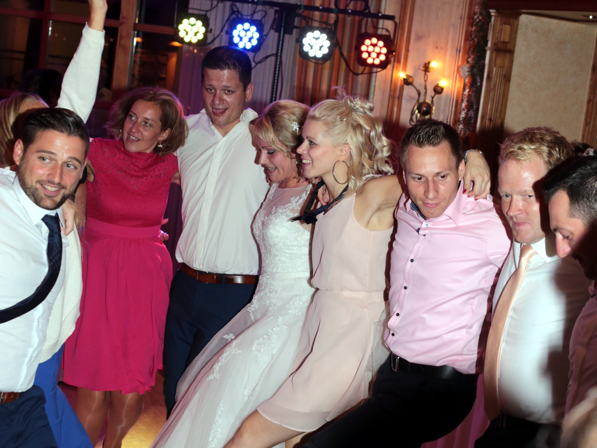 Tanzen & Feiern - egal ob Polterabend oder Hochzeit - mit HochzeitsDJ Bernd