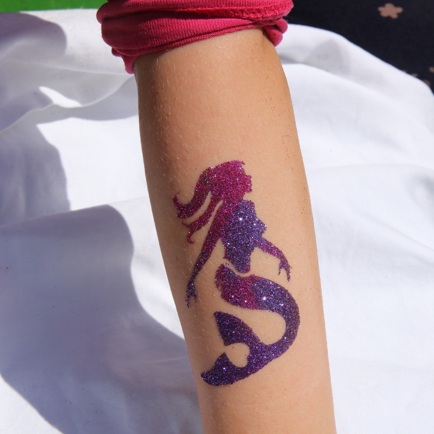 Glitzertattoos auf Arm