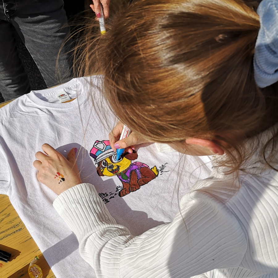 Kinderkirmes mit T-Shirts bemalen durch Disko ODYSSEE